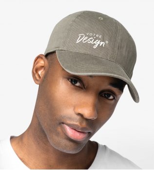 mannequin homme de face portant la Casquette écoresponsable délavée unisexe