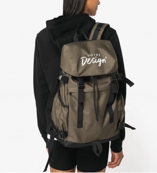 mannequin femme portant le Sac à dos écoresponsable unisexe personnalisable mannequin femme portant le Sac à dos écoresponsable unisexe personnalisable