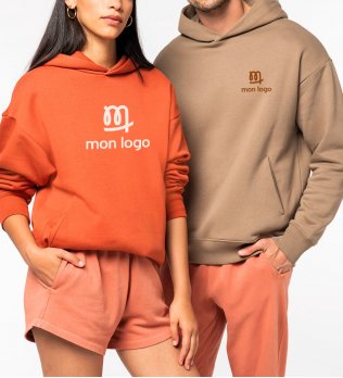 deux personnes portant NS408 en couleur driftwood et burnt brick avec logo deux personnes portant NS408 en couleur driftwood et burnt brick avec logo