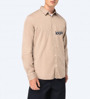 Chemise en coton bio delave pour homme NS502 personnalisee avec un logo sur le coeur
