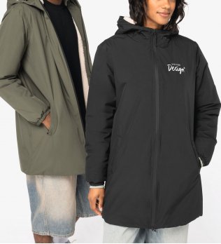 mannequin homme et mannequin femme portant la Veste écoresponsable imperméable doublée en sherpa unisexe personnalisable mannequin homme et mannequin femme portant la Veste écoresponsable imperméable doublée en sherpa unisexe personnalisable