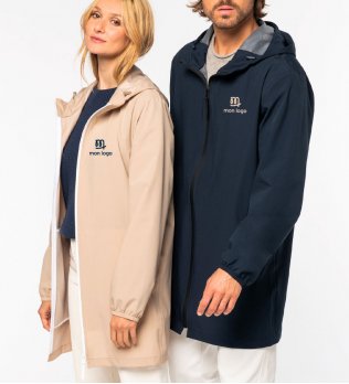 un homme et une femme portant une veste native spirit avec logo