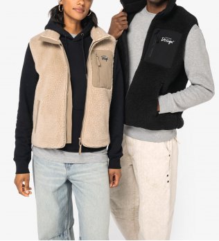 mannequin femme et mannequin homme de face portant le Bodywarmer écoresponsable en sherpa unisexe personnalisable mannequin femme et mannequin homme de face portant le Bodywarmer écoresponsable en sherpa unisexe personnalisable