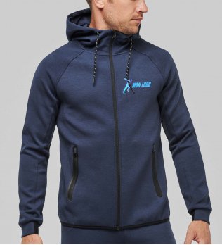 Exemple de logo floqué sur la veste à capuche PA358 en coloris French Navy Exemple de logo floqué sur la veste à capuche PA358 en coloris French Navy portée par un homme