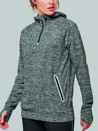 Femme portant le sweat personnalisable PA360 sans logo
