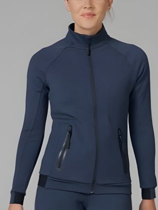 Femme portant le sweat PA380 sans logo