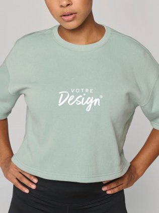mannequin femme de face portant le Sweat-shirt crop à manches courtes col rond femme personnalisable