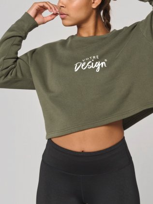 mannequin femme de face portant le Sweat-shirt crop col rond femme personnalisable