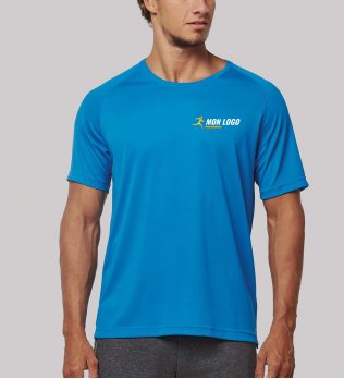 Exemple de logo floqué sur le t-shirt de sport PA4012 en coloris Aqua blue porté par un homme