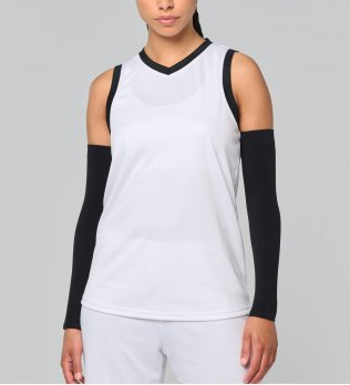 mannequin femme de face portant le Maillot de basket-ball femme PA4051 mannequin femme de face portant le Maillot de basket-ball femme PA4051