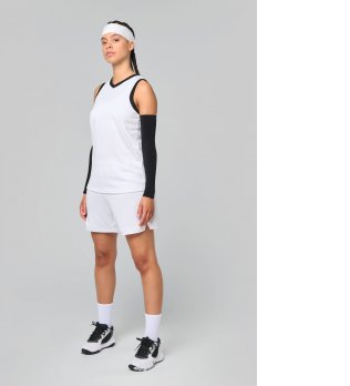mannequin femme de face portant le Short de basket-ball femme personnalisable