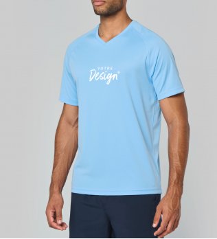 mannequin homme de face portant le T-shirt de sport col V à personnaliser mannequin homme de face portant le T-shirt de sport col V à personnaliser