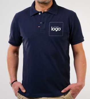 mannequin homme portant le Polo Pierrot unisexe personnalisable fabriqué en France 