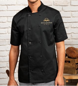 Veste de cuisinier PR656 en coloris noir avec exemple de logo imprimé sur le coeur