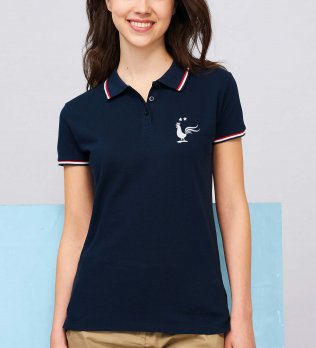 Exemple de logo floqué sur le polo femme Prestige Women en coloris French Marine Exemple de logo floqué sur le polo femme Prestige Women en coloris French Marine