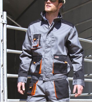 Un homme qui porte la veste lite R316X sans logo