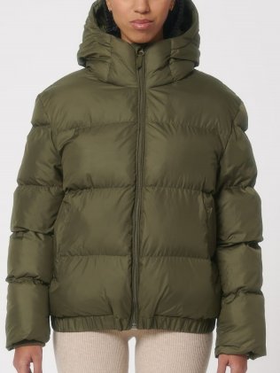 Une femme porte la veste Puffer khaki