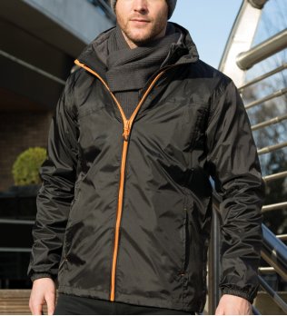 Coupe vent imperméable R189X en coloris Black/Orange Coupe vent imperméable unisexe R189X en coloris Black/Orange porté par un homme
