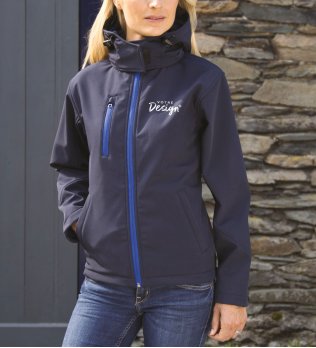 mannequin femme de face portant la Veste Softshell Capuche Femme 