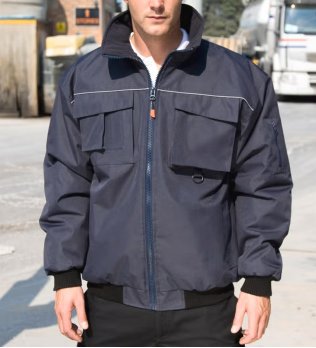 mannequin homme de face en extérieur portant la Veste Pilote Sabre R300X mannequin homme de face en extérieur portant la Veste Pilote Sabre R300X