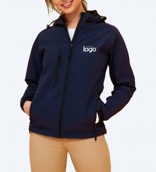 Veste softshell à capuche femme Replay Women navy portée, personnalisée avec votre logo sur le cœur Veste softshell à capuche femme Replay Women navy portée, personnalisée avec votre logo sur le cœur