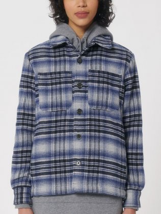 Vue de face Une femme porte la surchemise River check sans logo