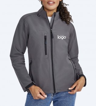 Veste softshell femme Roxy gris portée, personnalisée avec votre logo imprimé sur la poitrine Veste softshell femme Roxy gris portée, personnalisée avec votre logo imprimé sur la poitrine