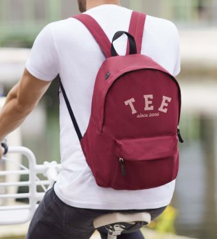 Sac à dos Rider coloris bordeaux porté par un homme en vélo, avec exemple de logo floqué
