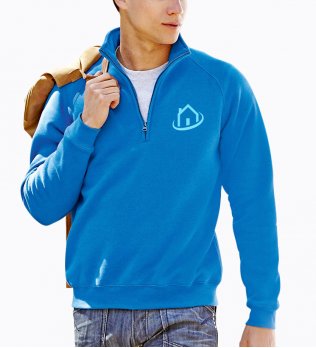 sweat zippé bleu porté par un mannequin homme