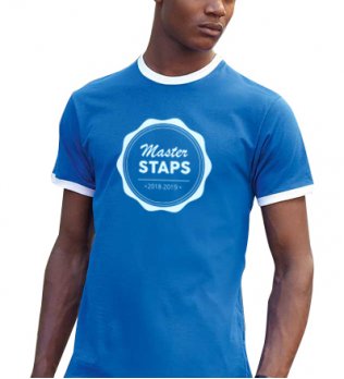 Le mannequin homme porte le t-shirt à col et bords des manches contrastés SC61168 à personnaliser en coloris Royal Blue / White 