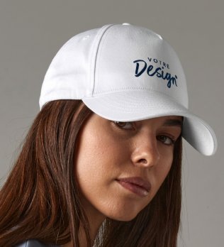 mannequin femme de face portant la Casquette en coton organique personnalisable 