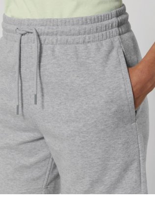 Zoom sur la poche d'une femme portant le short Stanley / Stella Rocker référence STBU186 de couleur Heather Grey de face