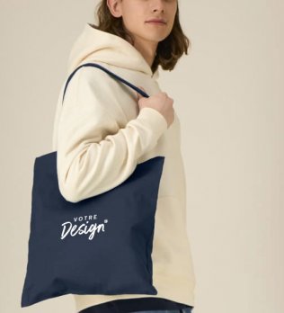mannequin homme de face portant le Light Tote Bag personnalisable