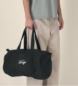 mannequin homme de face portant le Duffle Bag personnalisable mannequin homme de face portant le Duffle Bag personnalisable