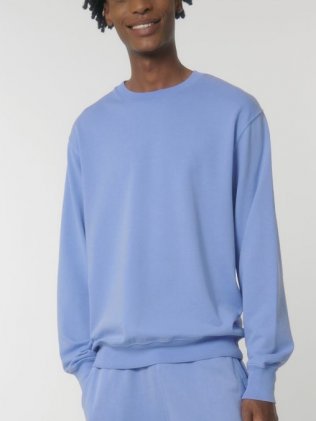 sweat bio unisexe sans logo porté par un homme