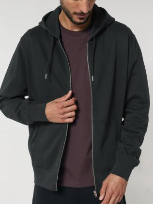 un homme portant le sweatshirt à capuche zippé Cultivator 2.0 à personnaliser en coloris noir