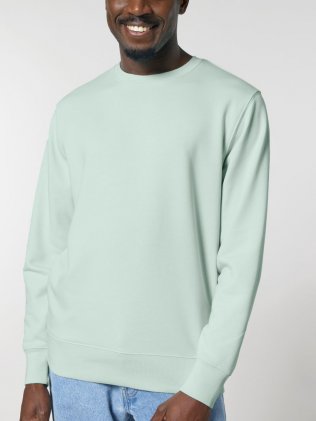 Homme portant le sweat unisexe STSU799 sans logo