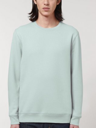 un homme portant le sweat Roller personnalisable en coloris caribbean blue sans logo