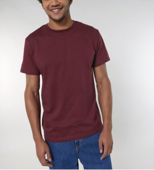 Homme portant le t-shirt Stanley / Stella Rocker référence STTU758 de couleur Burgundy de face
