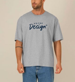 Le t-shirt décontracté unisexe mi-léger Breezer mannequin homme de face portant le Le t-shirt décontracté unisexe mi-léger Breezer