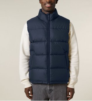 mannequin homme de face portant la doudoune sans manches STJU250 fermée en french navy mannequin homme de face portant la doudoune sans manches STJU250 fermée en french navy
