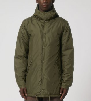 mannequin homme de face portant la Veste parka unisexe matelassée personnalisable fermée mannequin homme de face portant la Veste parka unisexe matelassée personnalisable fermée