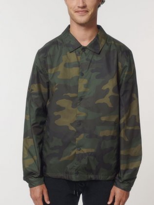 Veste camouflage unisexe recyclée Coacher AOP sans logo porté par un homme