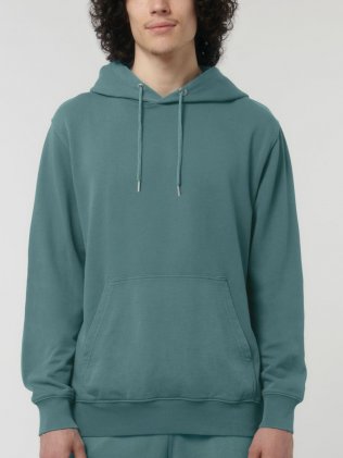sweat unisexe à cordons bio en bleu avec logo mistertee porté par un homme