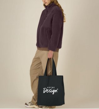 mannequin femme portant le Mid Tote Bag personnalisable