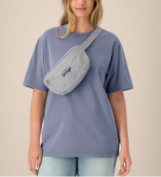 mannequin femme de face portant le Hip Bag personnalisable mannequin femme de face portant le Hip Bag personnalisable