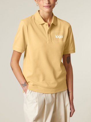 Femme portant le Prepster 2.0 en coloris Nispero avec votre logo et zone de personnalisation