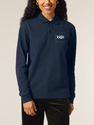 Femme portant le Prepster 2.0 manches longues en coloris French Navy avec votre logo et zone de personnalisation