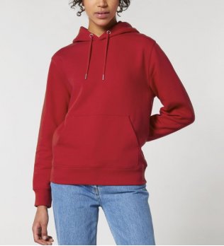 Femme portant un sweat Cruiser 2.0 à personnaliser, en coloris Red Femme portant un sweat Cruiser 2.0 à personnaliser, en coloris Red