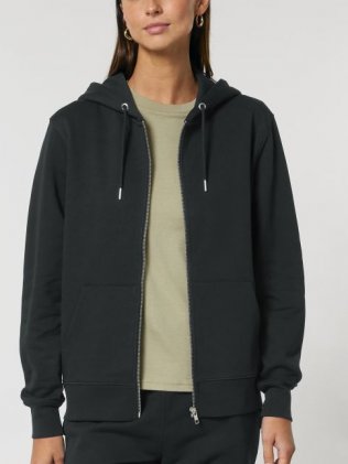 une femme portant le sweatshirt à capuche zippé Cultivator 2.0 à personnaliser en coloris noir